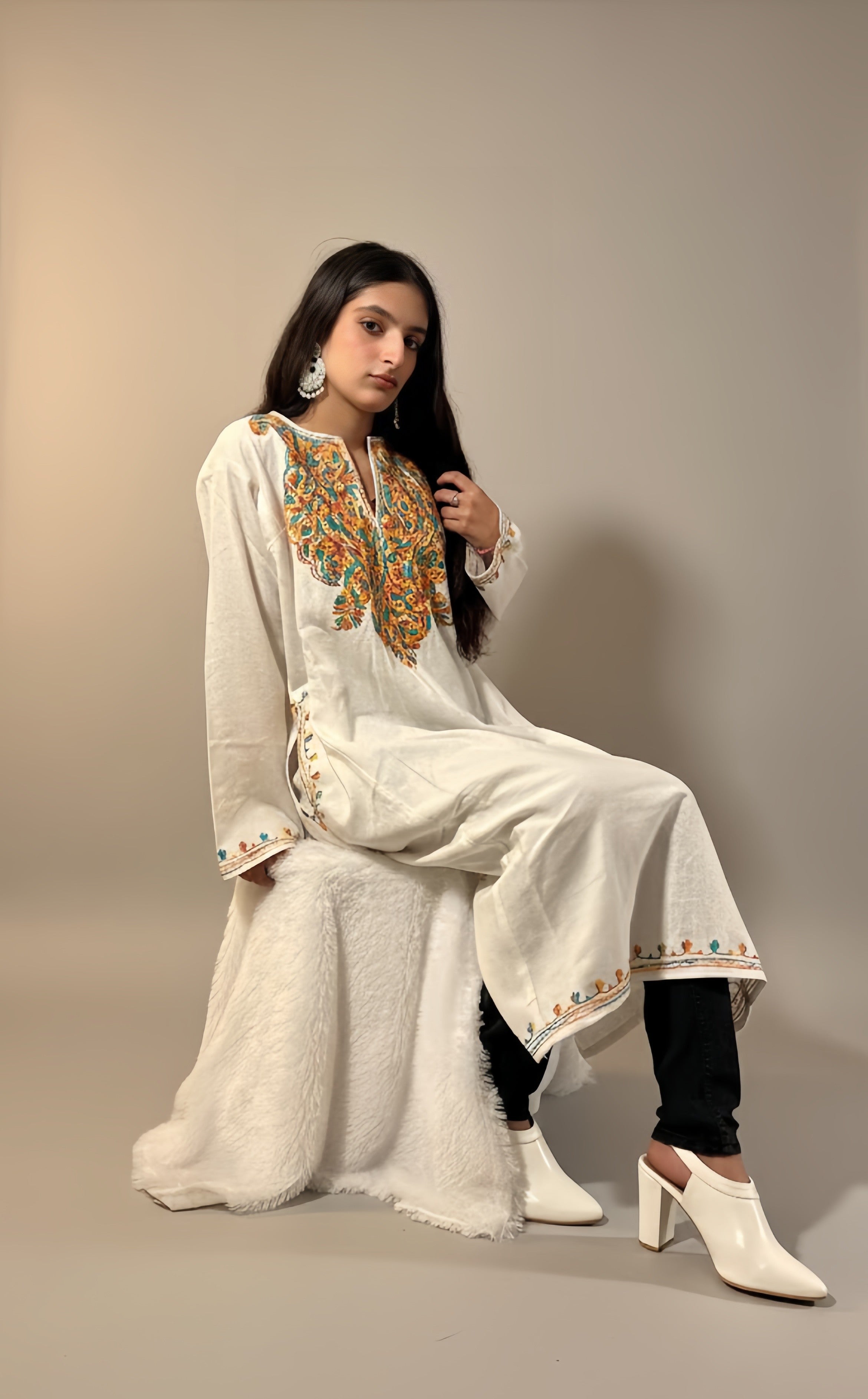 Kashmiri Aari Embroidered woollen white Phiran